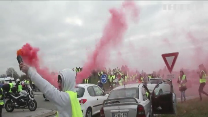 Масові протести у Франції: автомобіль "влетів" у натовп протестувальників