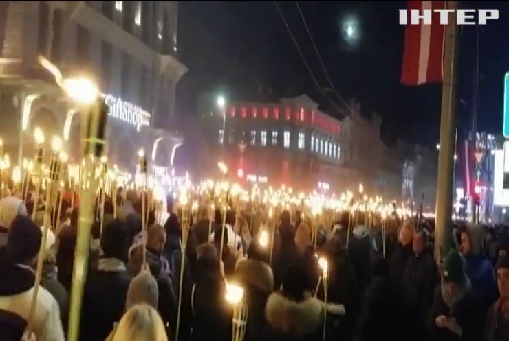 День Незалежності Латвії відзначили "смолоскипною ходою"