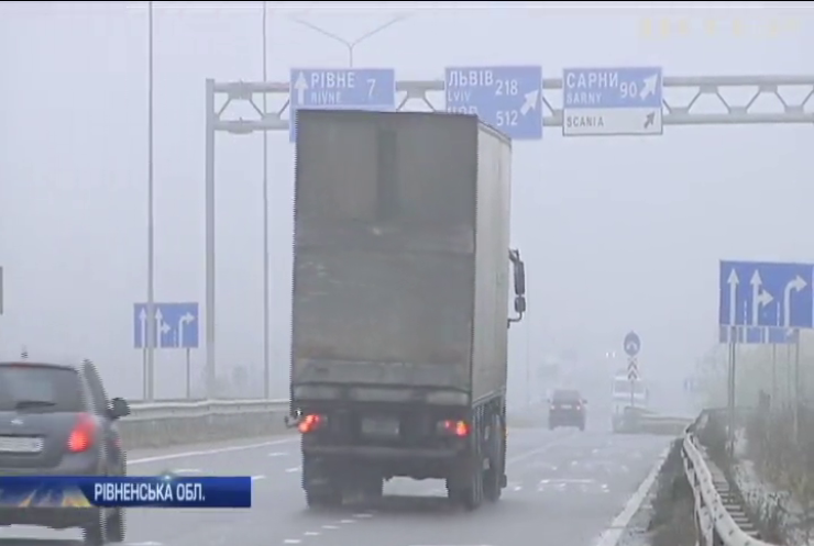 Негода в Україні: дороги Рівненщини покрилися кригою