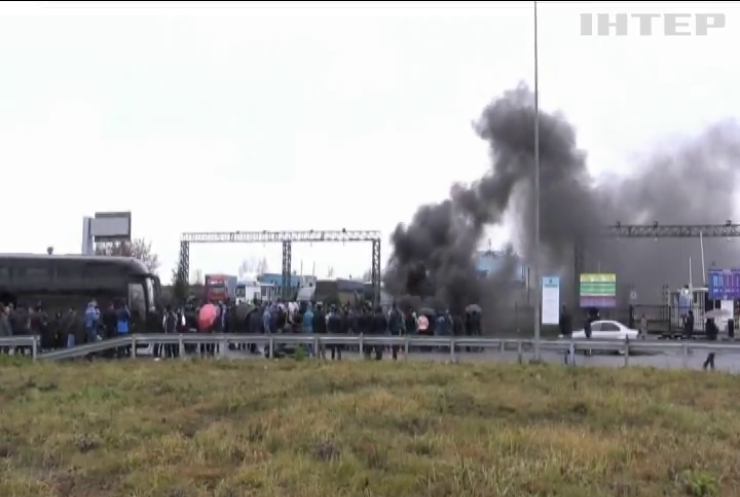 На західному кордоні України ускладнений рух через протести "євробляхерів"