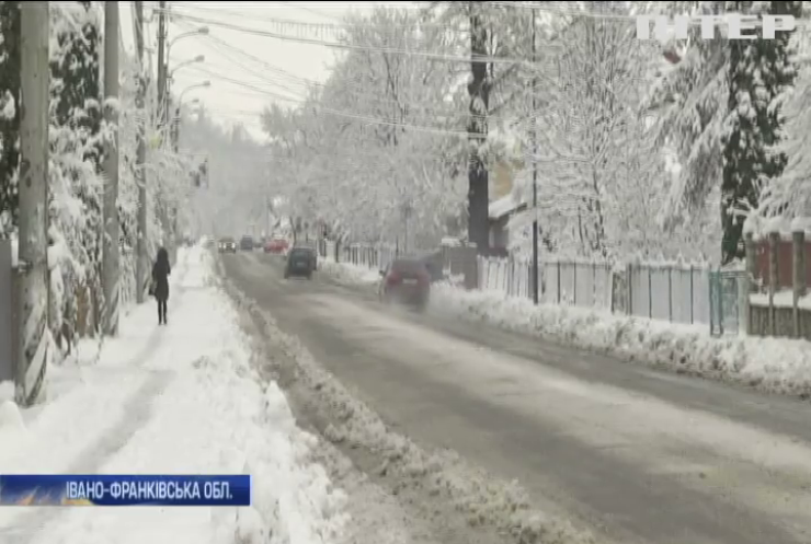 Західні та центральні регіони України накрили снігопади