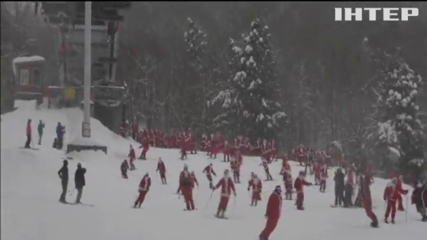 Санта-Клауси влаштували масовий спуск на лижах