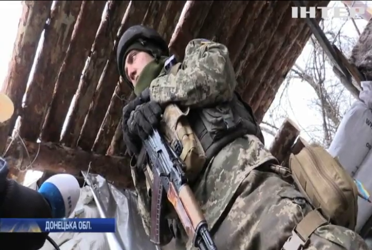 У Новомар'їнці військові допомагають виживати місцевим жителям