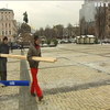 У Києві встановлюють новорічну ялинку (відео)