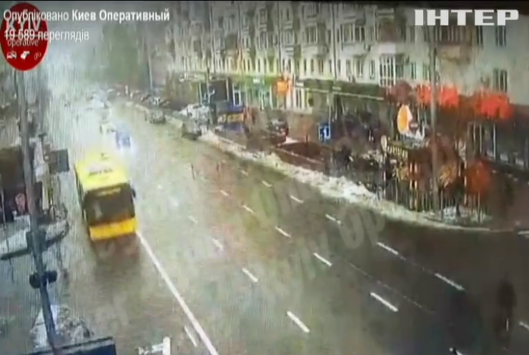 ДТП у Києві: поліцейське авто "знесло" пішохода з тротуару
