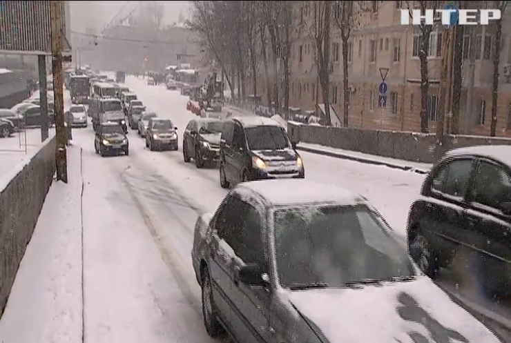 На дорогах України оголосили другий рівень загрози