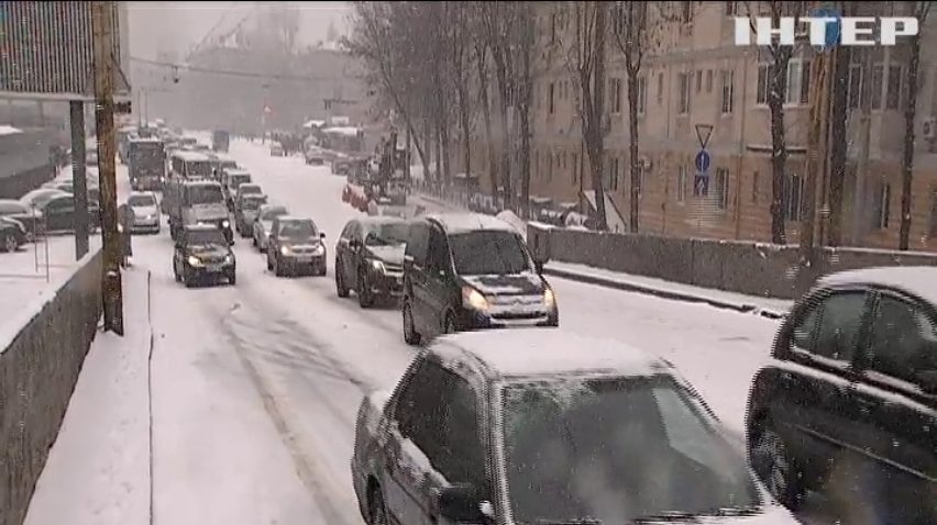 На дорогах України оголосили другий рівень загрози