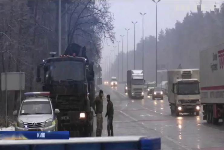 Через снігопад у Київ не пускають вантажівки