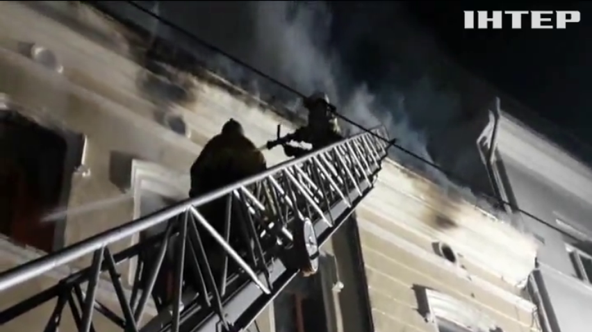 Масштабна пожежа у Чернівцях: за лічені хвилини загорівся старовинний будинок