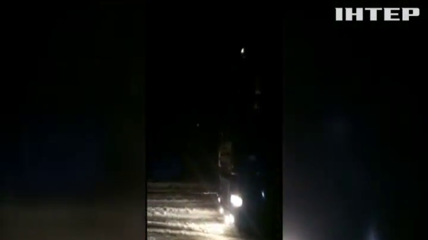 На Херсонщині застрягли у снігу десятки вантажівок