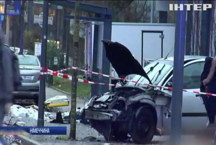 У Німеччині авто протаранило пасажирів на автобусній зупинці
