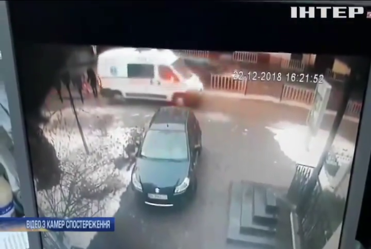У Львові машина "швидкої" наїхала на матір із дитиною