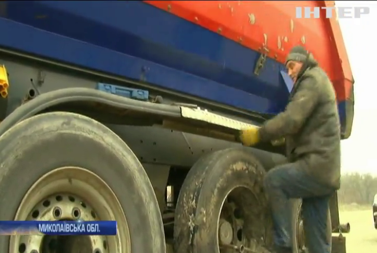 Водії Миколаївщини власним коштом ремонтують державну трасу