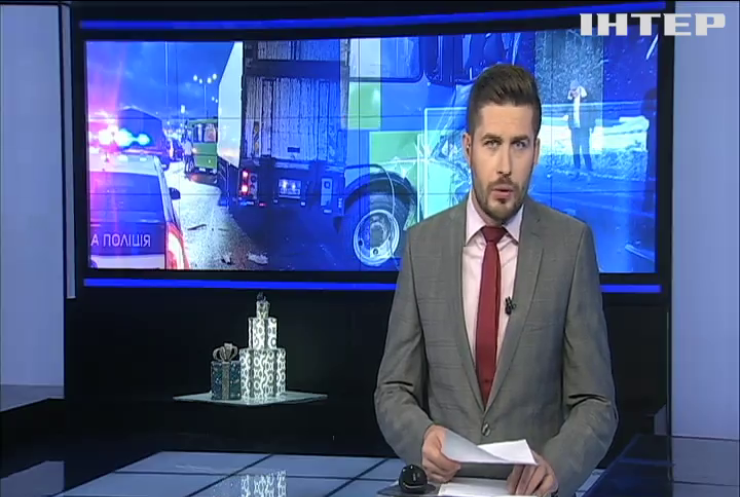 Аварія під Києвом: вантажівка зіткнулася з автобусом