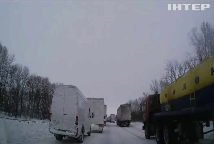 Негода в Україні: на дорогах заблоковано понад 900 авто