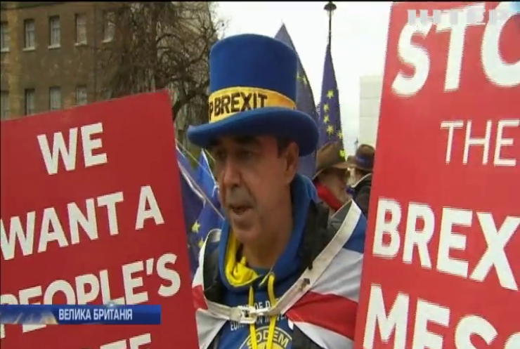 У Лондоні понад рік "Містер Зупиніть Brexit" виходить на мітинги під парламент