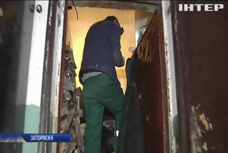 Сусідські жахи: житель Запоріжжя перетворив оселю на смітник