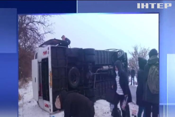 Під Миколаєвом перекинувся автобус з пасажирами