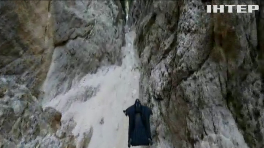Італійські екстремали пролетіли крізь ущелину (відео)