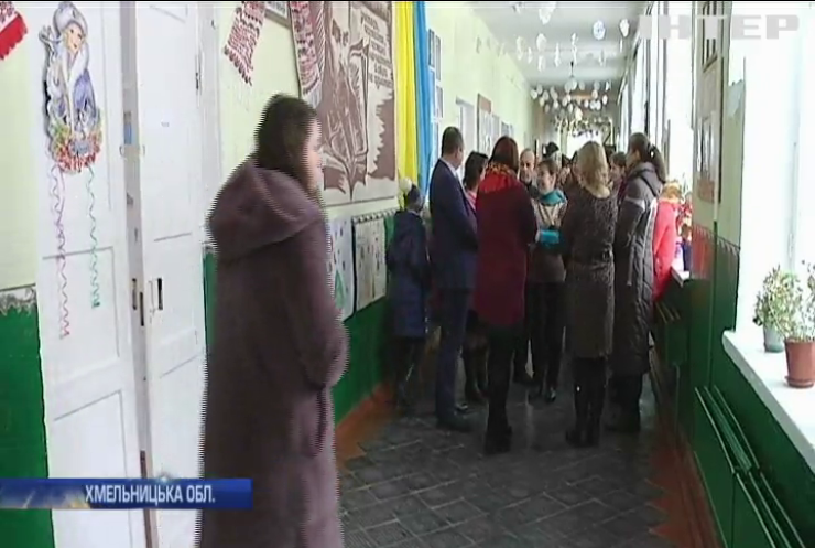 На Хмельниччині люди протестують проти закриття гімназії