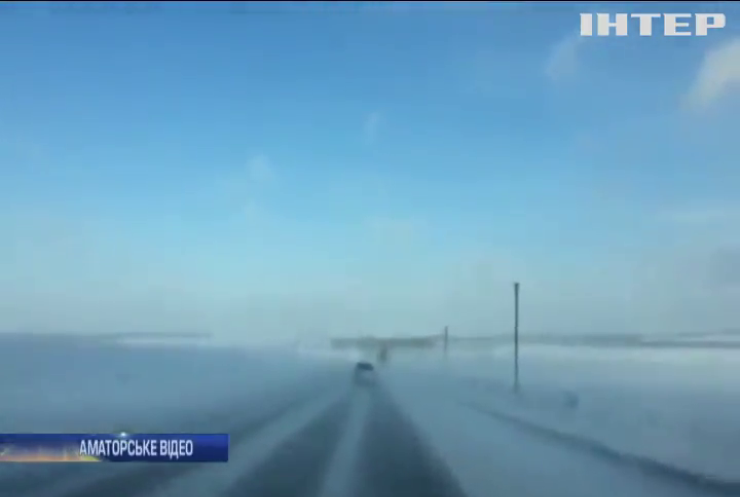 Дороги Львова замітає снігом