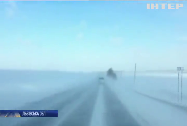 Захід України замітає снігом