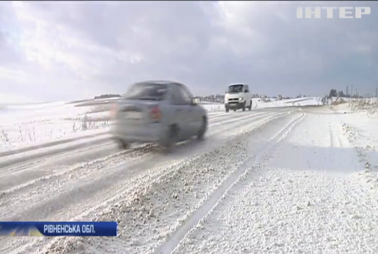 Захід України замітає снігом