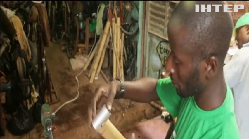 Підприємець з Уганди продає бамбукові рами для старих велобайків