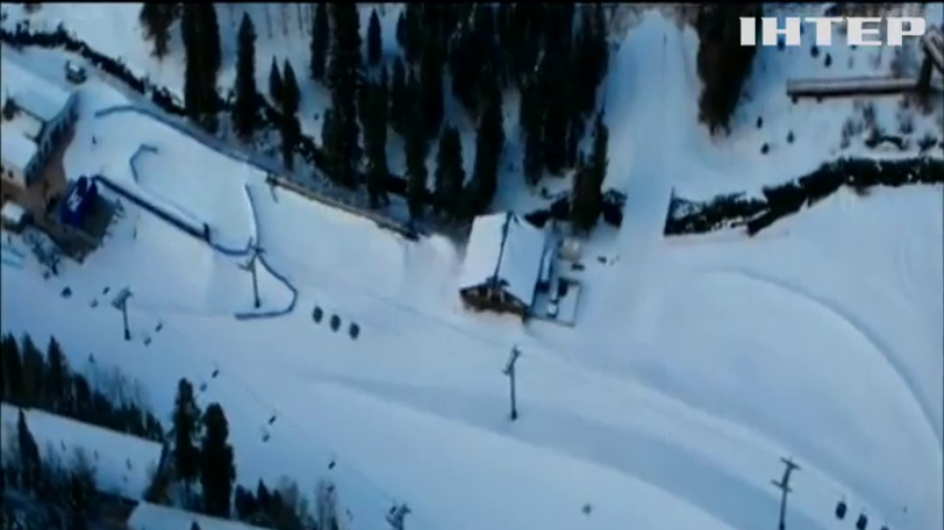 На гірськолижному курорті з-під лавини врятували лижників