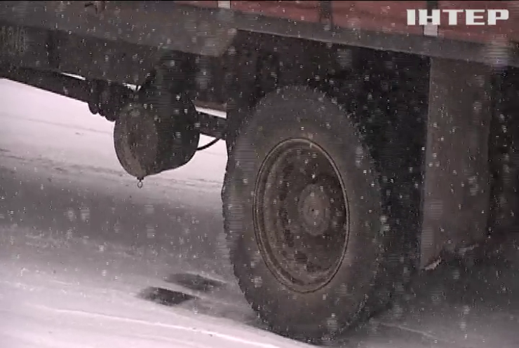 Центр України засипає снігом