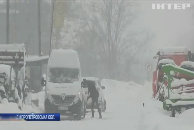 Негода в Україні: дорожні служби не встигають прибирати сніг