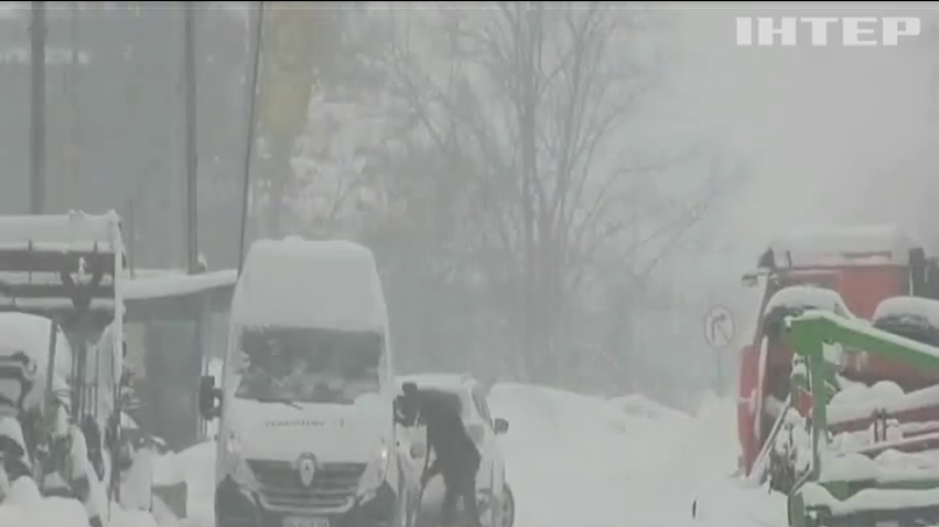 Негода в Україні: дорожні служби не встигають прибирати сніг