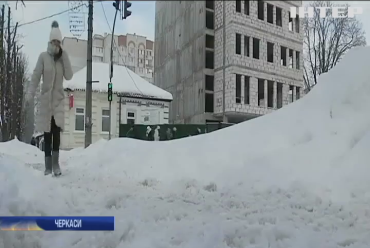 Негода в Україні: на Черкащині не встигають розчищати дороги від снігу