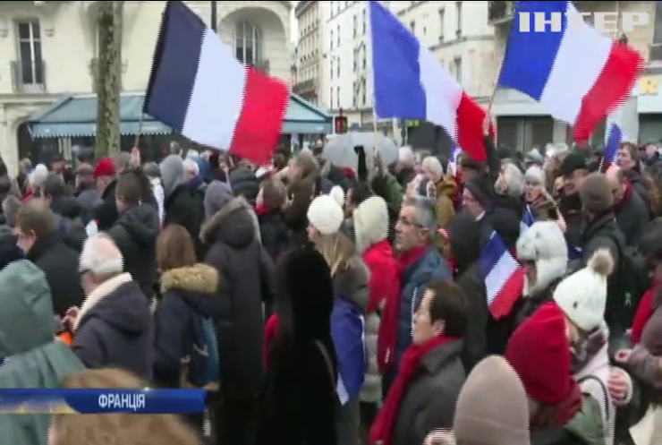 У Парижі вийшли на протест проти "жовтих жилетів"