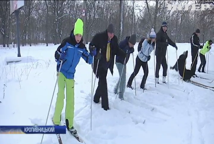 У Кропивницькому спортсмен безплатно вчить кататися на лижах