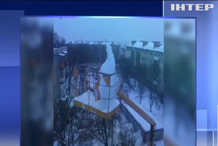 У Харкові з даху будинку зняли величезну брилу (відео)