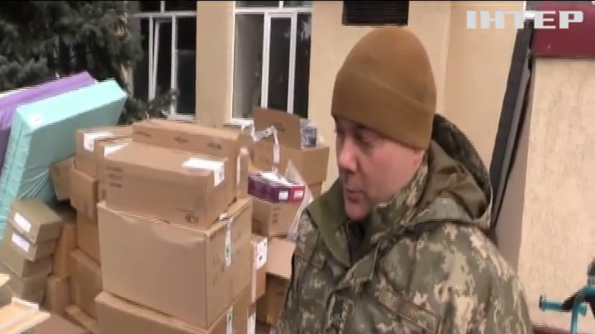 Українські військові передали медикам гуманітарну допомогу