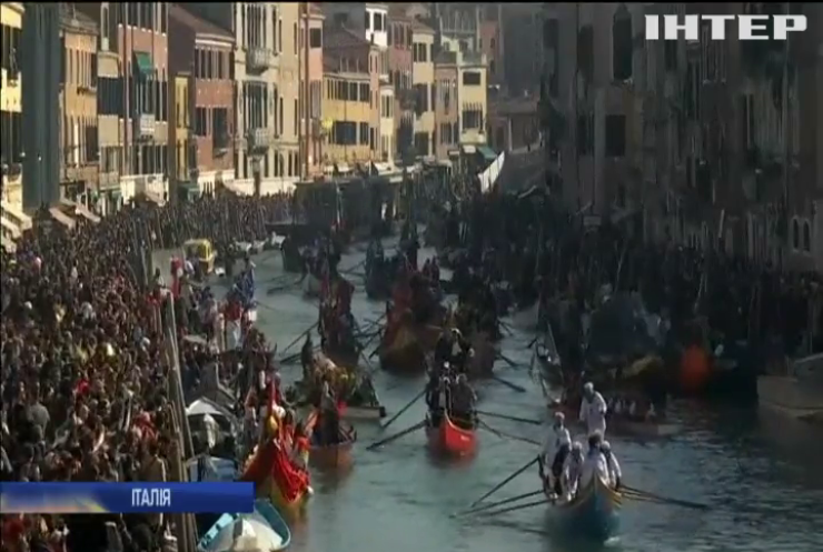 У Венеції триває знаменитий карнавал веслярів