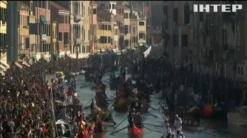 У Венеції триває знаменитий карнавал веслярів