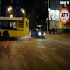 У Києві автобус із пасажирами врізався у кіоск