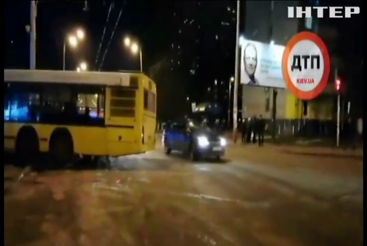 У Києві автобус із пасажирами врізався у кіоск