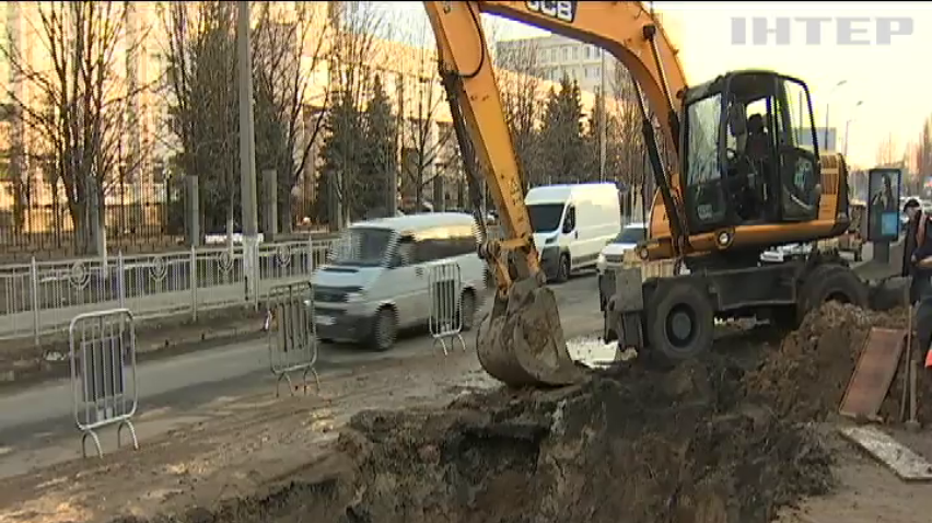 У центрі Києва провалився під землю шматок дороги (відео)