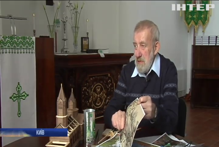 Киянин створює дерев'яні макети українських храмів
