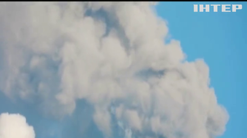 Головний вулкан Європи почав викидати хмари диму