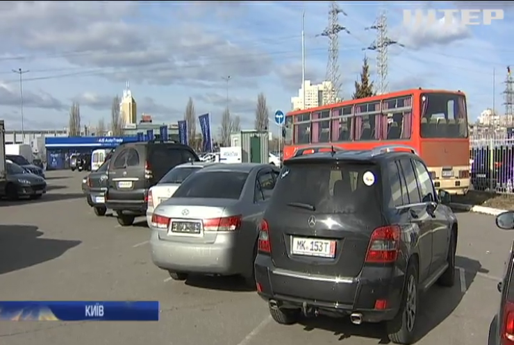 Українці намагаються встигнути розмитнити євробляхи у останній пільговий день