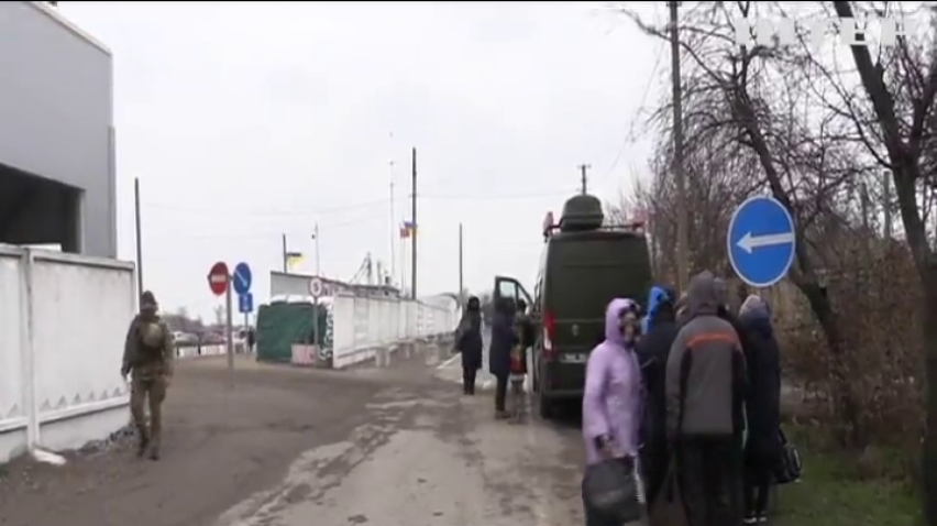 Пункти пропуску на Донбасі змінюють режим роботи