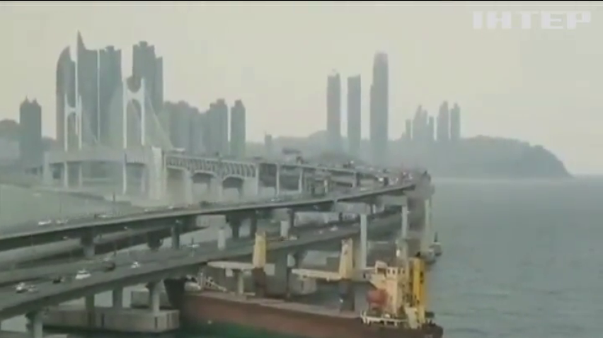 Російський корабель протаранив автомобільний міст у Південній Кореї (відео)