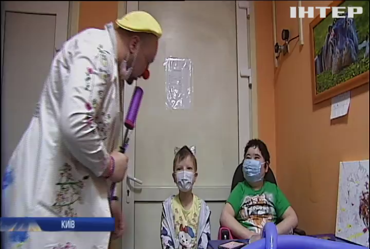 Дарувати усмішки: у Києві навчали лікарняних клоунів