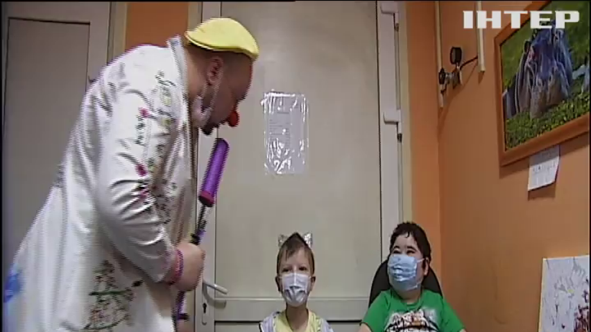 Дарувати усмішки: у Києві навчали лікарняних клоунів