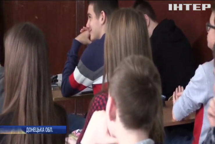 Дітям Авдіївки привезли книжки українською мовою